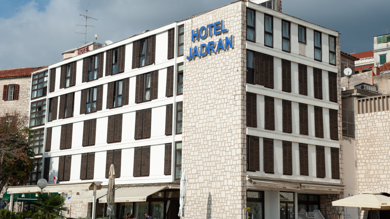 Suđenje bračnom paru Dean za 50 milijuna kuna teške malverzacije dionicama Rivijere: ‘Govorite hrvatski, taj vaš šibenski ništa ne razumijem‘