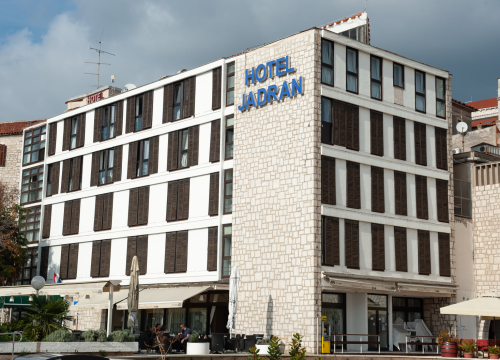 Suđenje bračnom paru Dean za 50 milijuna kuna teške malverzacije dionicama Rivijere: ‘Govorite hrvatski, taj vaš šibenski ništa ne razumijem‘