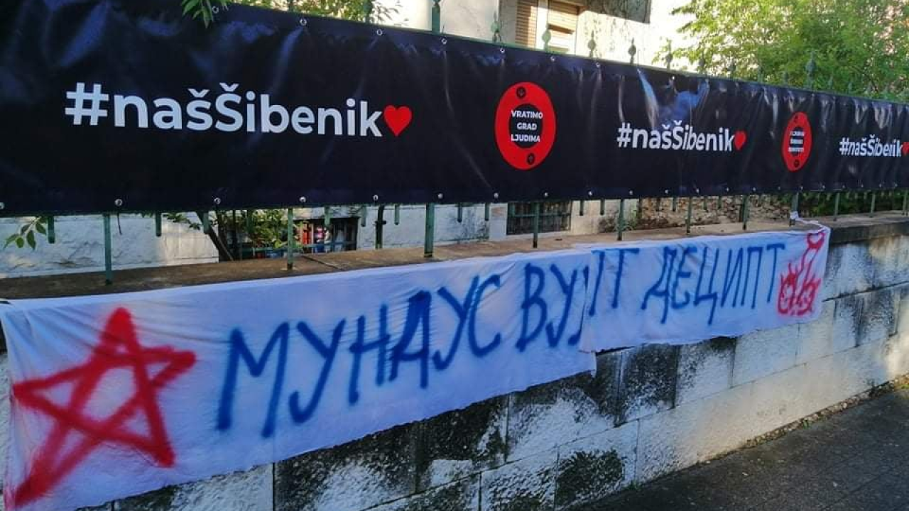 Netko je noćas na zidu kod SDP-a postavio transparent s porukom na ćirilici