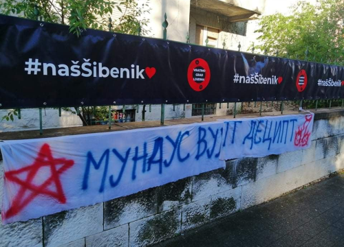 Netko je noćas na zidu kod SDP-a postavio transparent s porukom na ćirilici