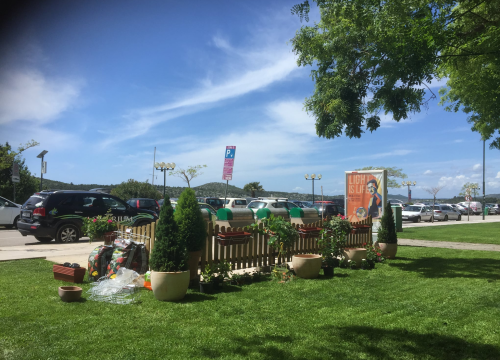 Lijep zeleni kutak nikao na travnjaku ispred Azimuta: Bit će tu cvijeća, umjetničkih pitara s lovor višnjama…