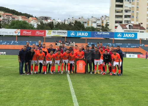 Prije početka utakmice Marko Bulat oprostio se od matičnog kluba: Klub i suigrači ga darivali poklonima
