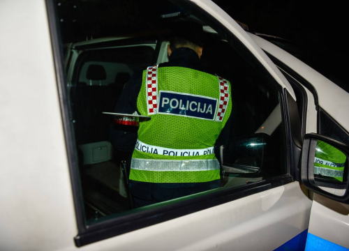 Usred noći provalio u dućan u Zablaću: Ukrao pića, cigarete i slatkiše, policija ga našla sa svom robom