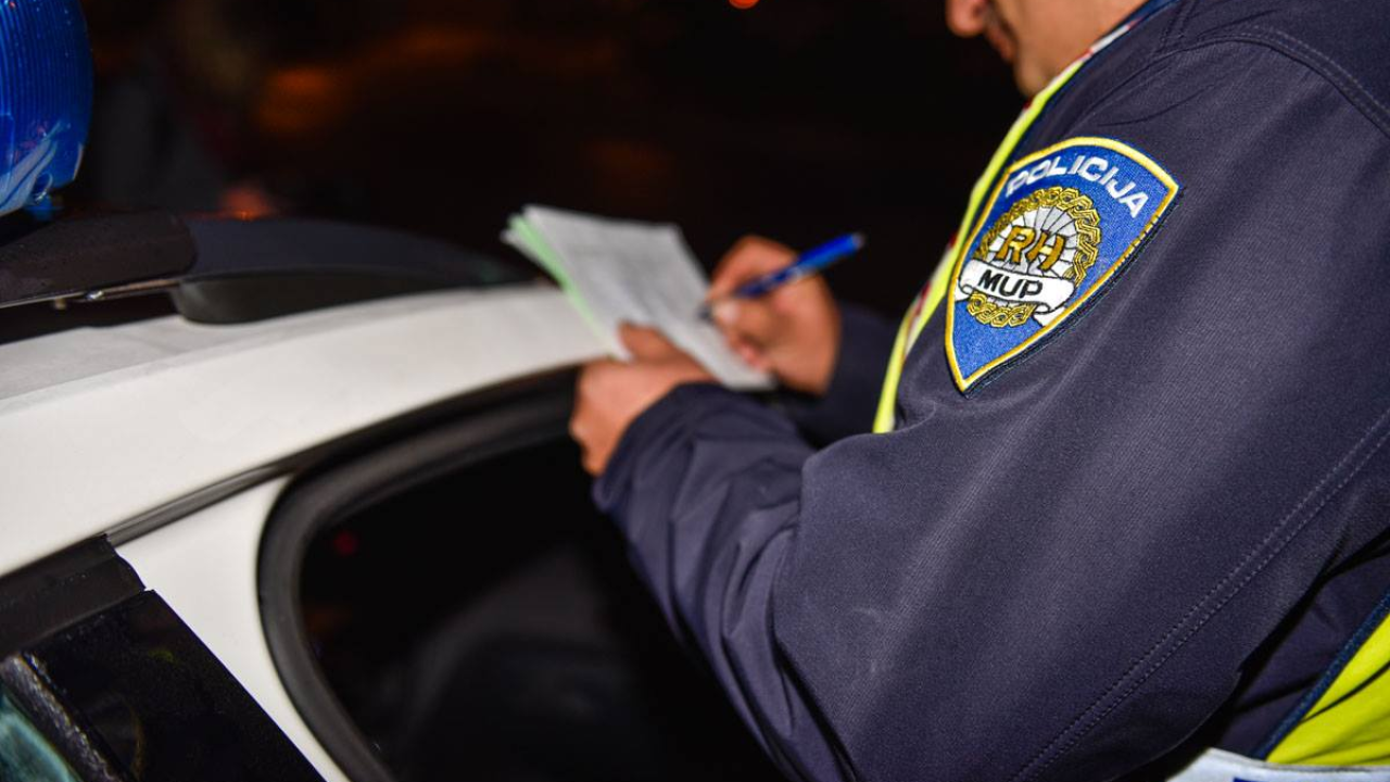 Sjeo na motor iako mu je oduzeta vozačka: Izgubio kontrolu u zavoju u Vodicama, zadobio po život opasne ozljede