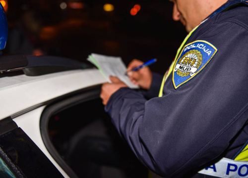 Sjeo na motor iako mu je oduzeta vozačka: Izgubio kontrolu u zavoju u Vodicama, zadobio po život opasne ozljede