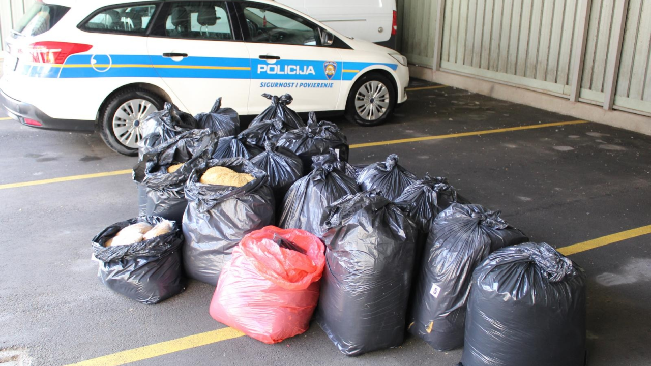 Pala skupina švercera: Iz BiH prokrijumčarili 10 tona duhana i 5300 šteka cigareta, skladištili ga u Kninu, Kistanjama i Drnišu