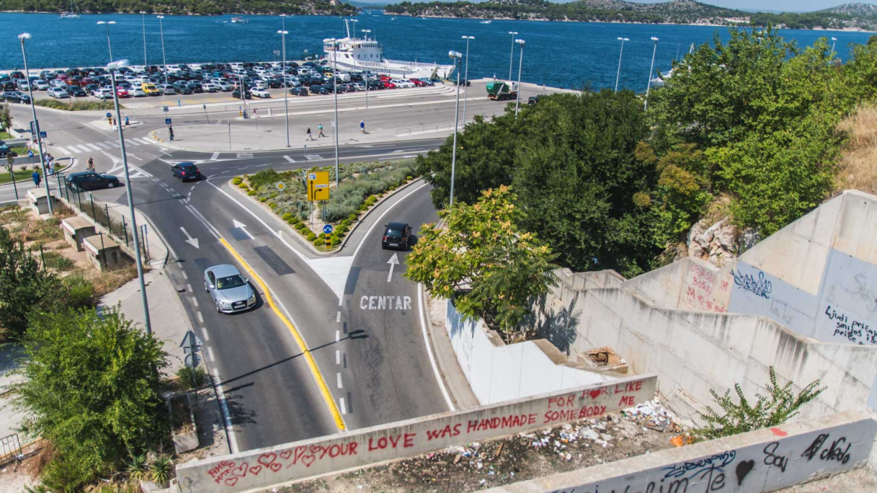 Vozač Honde (71) teško ozlijeđen nakon što je na raskrižju kod tunela oduzeo prednost vozaču Citroena