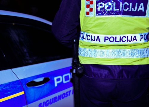 Na željezničkom kolodvoru u Šibeniku netko šarao po vlaku, policija traga za 'umjetnikom'