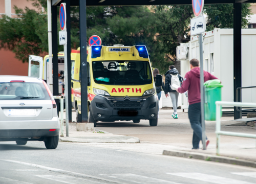 Vozač motocikla (58) podlegao ozljedama nakon prometne nesreće na raskrižju u Njivicama