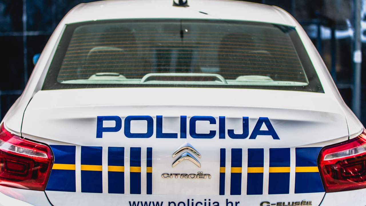 Razbojništvo i napad na Njegoševom trgu: Muškarac upao u kiosk i istukao prodavačicu