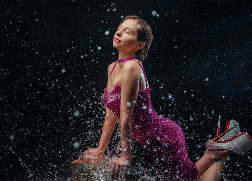 Kakva predanost poslu! Danska novinarka seksala se na zadatku u svingerskom klubu