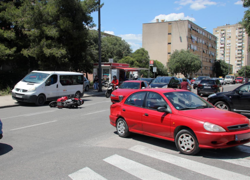 Prometna nesreća kod Njegoševog trga: U sudaru motocikla i automobila teško ozlijeđen motociklist