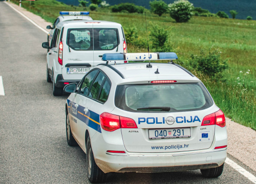 Pijani u Piramatovcima: Prvo svađa, onda prijetnje, na kraju tučnjava i jedan oštećeni auto