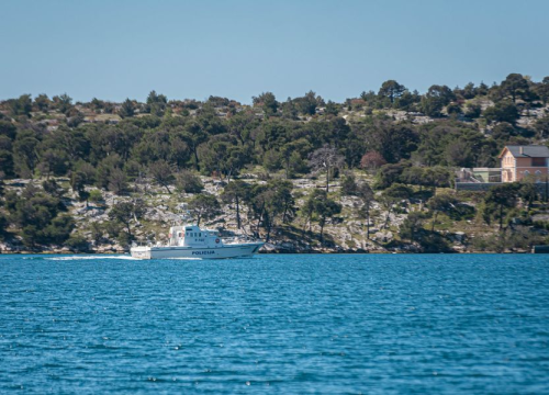 Vatrogasci iz Kaštela pozvani gasiti ribarski brod koji gori u šibenskom akvatoriju