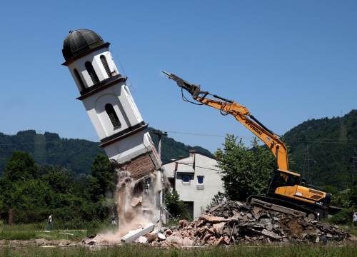 Dočekala je pravdu: Pravoslavna crkva izgrađena u dvorištu Fate Orlović kod Srebrenice srušena do temelja