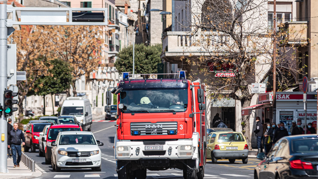 Gori na dva mjesta u županiji: Vatrogasci na terenu na Brodarici i kod Benkovačke ceste
