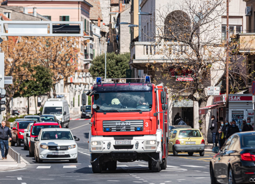 Gori na dva mjesta u županiji: Vatrogasci na terenu na Brodarici i kod Benkovačke ceste