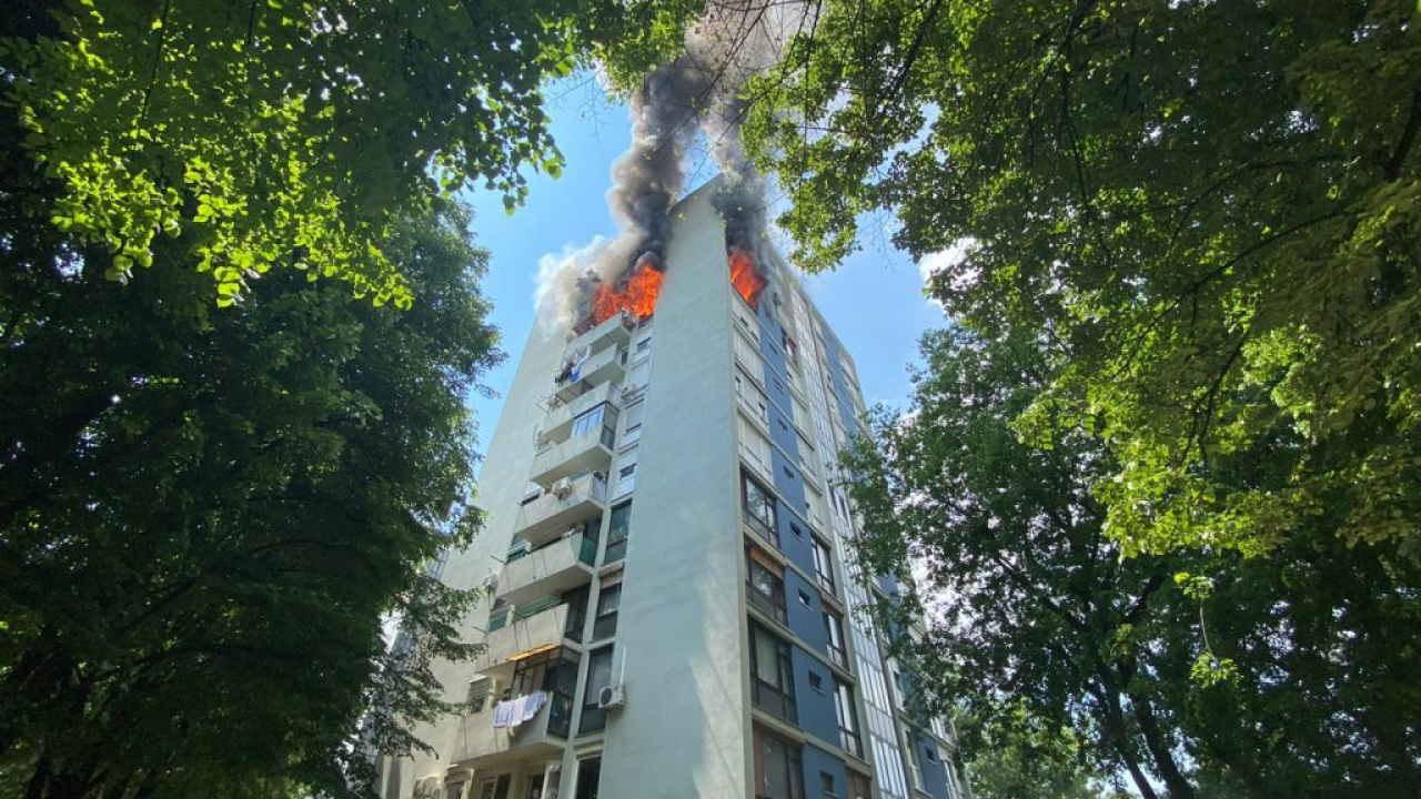 Gorio neboder u Novom Zagrebu, vatrogasci spasili čovjeka s balkona