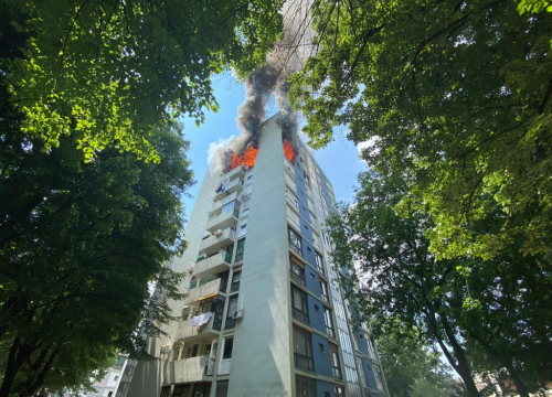 Gorio neboder u Novom Zagrebu, vatrogasci spasili čovjeka s balkona