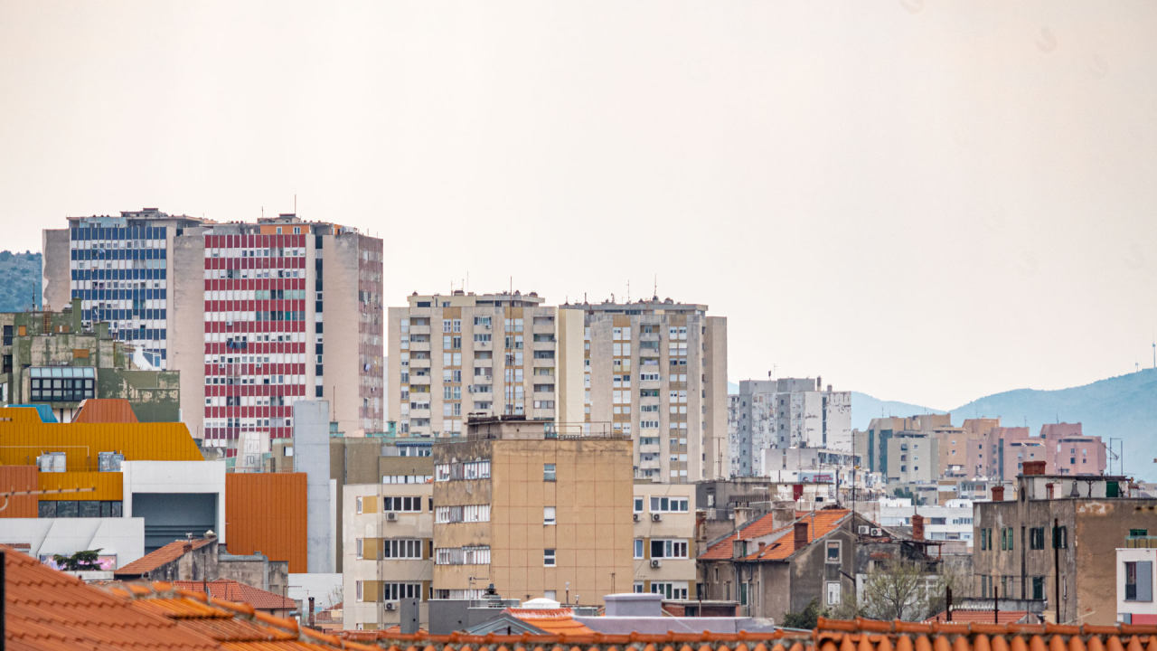Muškarac na silu ušao u stan u Šibeniku, porazbacao stvari i razbio vrata dnevnog boravka