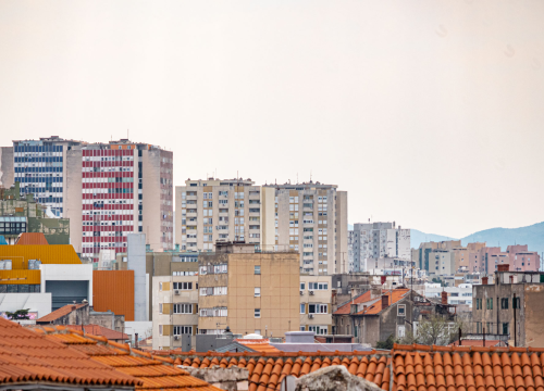 Muškarac na silu ušao u stan u Šibeniku, porazbacao stvari i razbio vrata dnevnog boravka