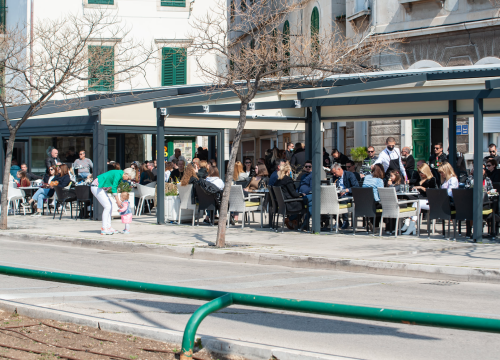 Kafići će od utorka raditi do ponoći, no i dalje samo na terasama