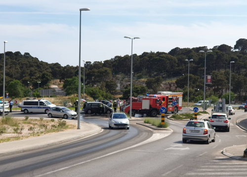 Fotografija 7 - Zapalio se automobil u kružnom toku na Meterizama: 'Svi su izašli na vrijeme'