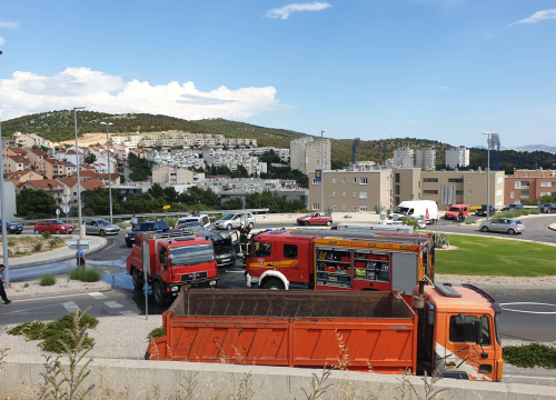 Fotografija 8 - Zapalio se automobil u kružnom toku na Meterizama: 'Svi su izašli na vrijeme'