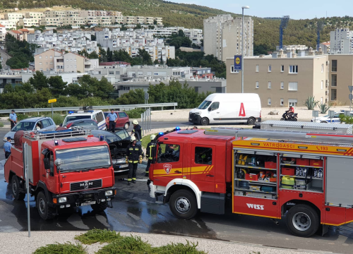 Zapalio se automobil u kružnom toku na Meterizama: 'Svi su izašli na vrijeme'