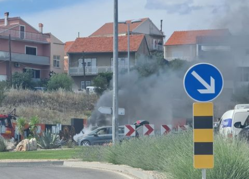 Fotografija 2 - Zapalio se automobil u kružnom toku na Meterizama: 'Svi su izašli na vrijeme'