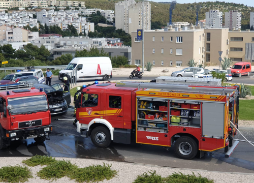 Fotografija 9 - Zapalio se automobil u kružnom toku na Meterizama: 'Svi su izašli na vrijeme'
