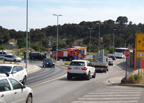 Fotografija 10 - Zapalio se automobil u kružnom toku na Meterizama: 'Svi su izašli na vrijeme'