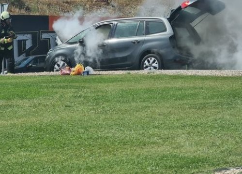 Fotografija 6 - Zapalio se automobil u kružnom toku na Meterizama: 'Svi su izašli na vrijeme'