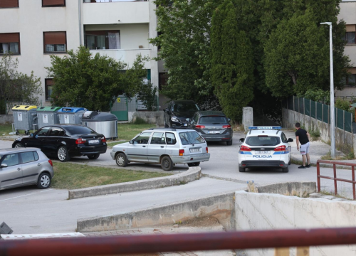 U Kninu danas pokop dječaka koji je umro nakon što je ostavljen u zaključanom autu