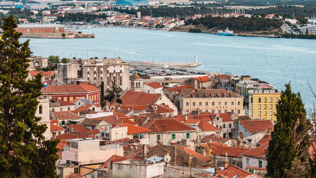 Anonimni građanin riješio se pušaka, ručnih bombi i 111 komada streljiva