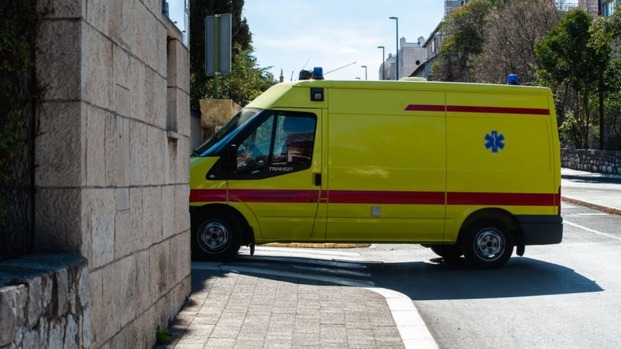 Motociklist (21) zadržan u bolnici nakon što mu je kod Primoštena prednost oduzeo Slovenac u Mercedesu