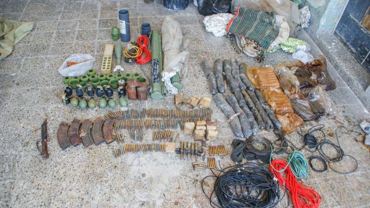 Zbogom oružju, a i eksplozivu: Građani šibenskoj policiji predali automatsku pušku, bombe, streljivo…