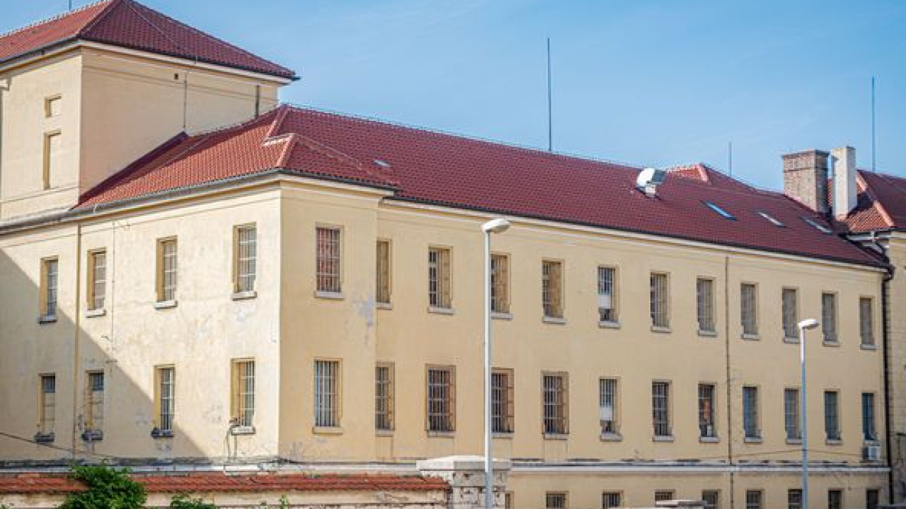 Vlastitu majku vrijeđao i prijetio da će joj porazbijati stan ako mu ne da novac: Mladić (23) završio iza rešetaka