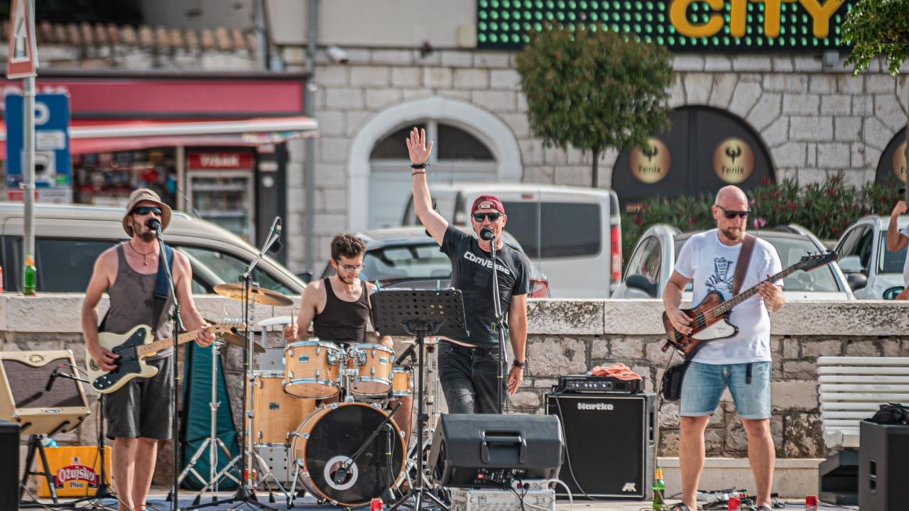 Bend 'Teški osjećaji' nakon deset godina postojanja najavljuje svoj prvi službeni album singlom 'Danas opuštam glavu'