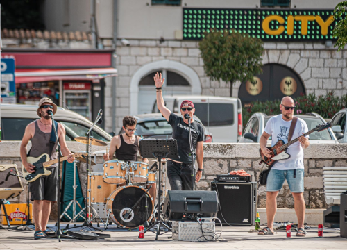 Bend 'Teški osjećaji' nakon deset godina postojanja najavljuje svoj prvi službeni album singlom 'Danas opuštam glavu'