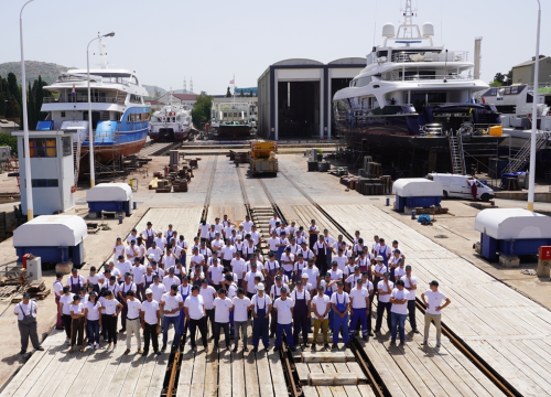 Uspješna poslovna sezona: Zaposlenici Iskre snimili zajedničku fotografiju za 75 godina poduzeća