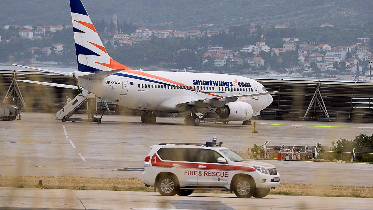 Policija pregledala putnike i članove posade, dojava o bombi nije potvrđena