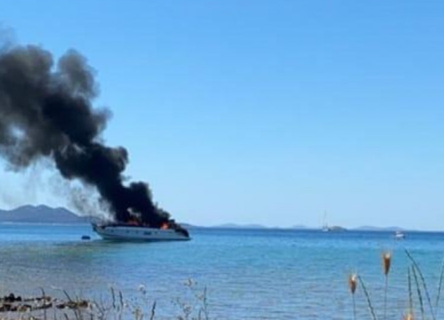 Planuo požar na jahti, posada se uspjela spasiti skokom u more, suklja gusti crni dim