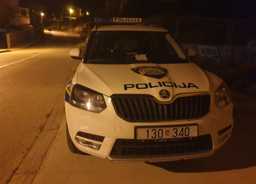 Nesreća u Pirovcu: Maloljetnici se skuterom zabili u baku s unucima pa pobjegli