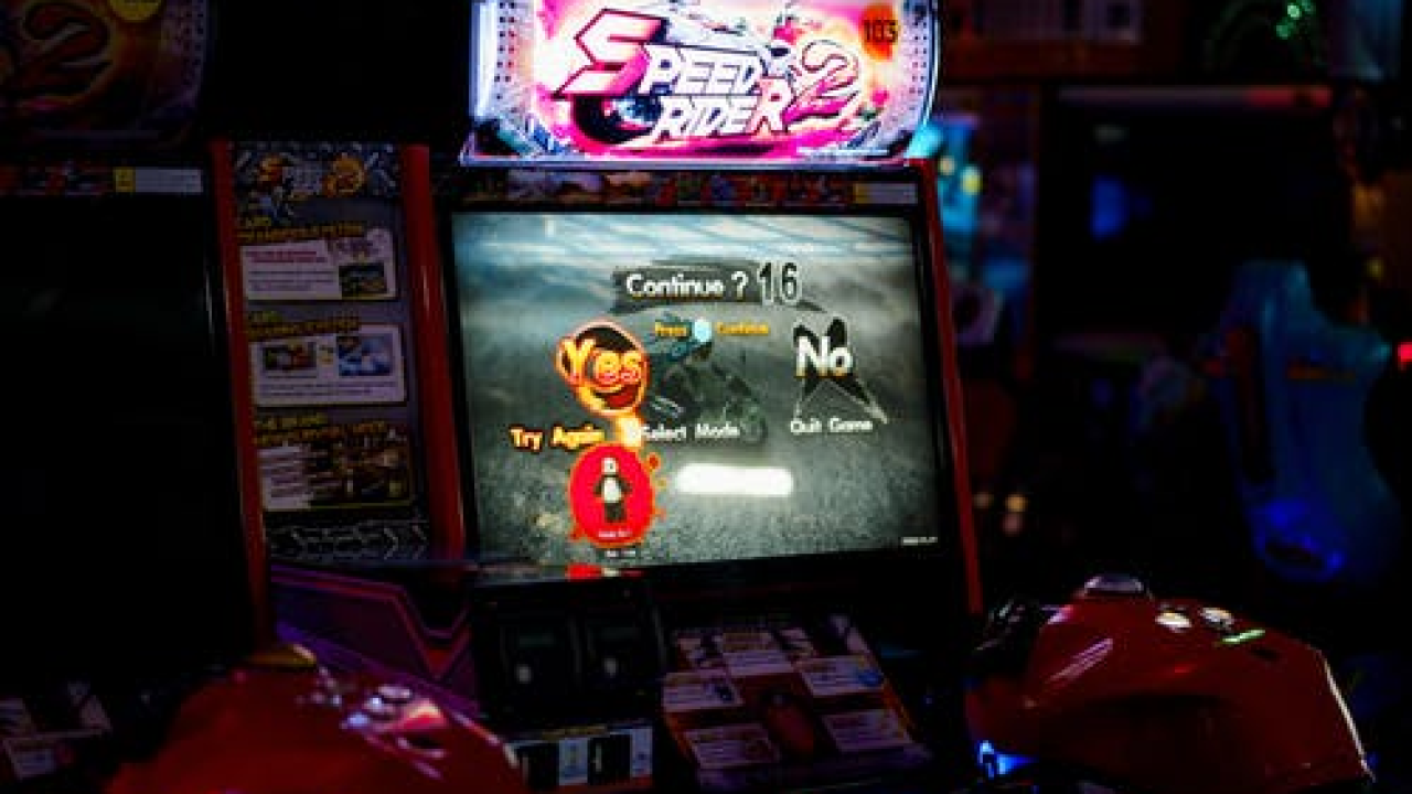 Izgubio novac pa dohvatio stolicu i porazbijao aparate igara na sreću u kninskom klubu