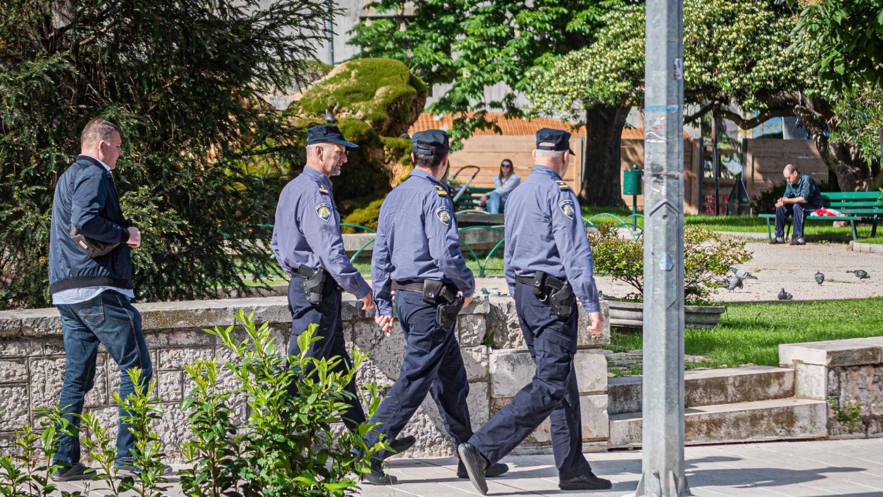 Pala sedmorka koja je na šibenskom području dilala koku i travu: U kućama im pronađeno svega, od oružja do antičke amfore