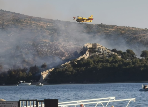U Grebaštici izgorjelo preko 5 hektara borove šume i trave, vatrogasci jučer intervenirali još na dva požarišta