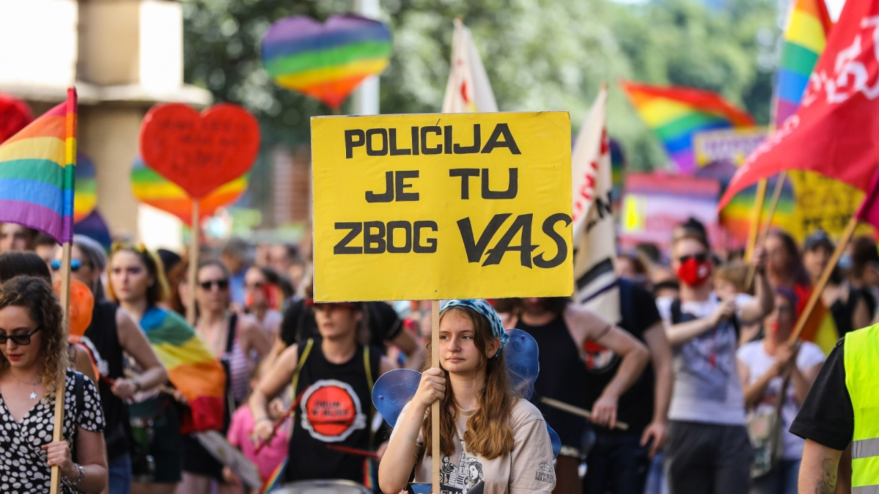 Više privedenih u Zagrebu: Sudionike Pridea udarali šakama u glavu, pljuvali im u lice, palili zastave...