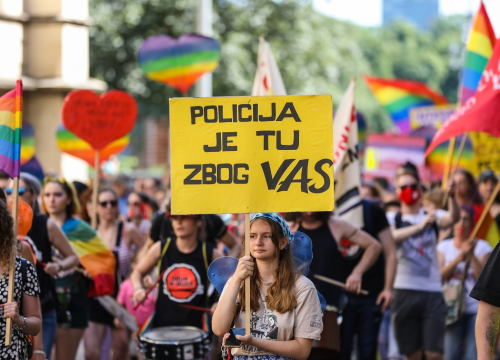 Više privedenih u Zagrebu: Sudionike Pridea udarali šakama u glavu, pljuvali im u lice, palili zastave...