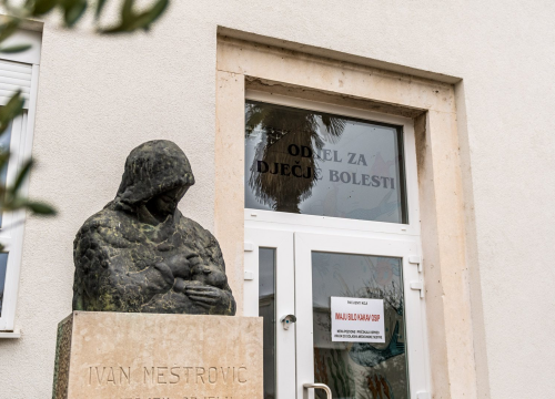 Djevojka (19) u gluho doba noći htjela u posjetu obitelji na šibenskoj pedijatriji: Nisu je pustili pa je razbila ulazna vrata